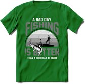 A Bad Day Fishing - Vissen T-Shirt | Grijs | Grappig Verjaardag Vis Hobby Cadeau Shirt | Dames - Heren - Unisex | Tshirt Hengelsport Kleding Kado - Donker Groen - M