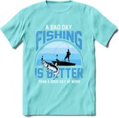 A Bad Day Fishing - Vissen T-Shirt | Blauw | Grappig Verjaardag Vis Hobby Cadeau Shirt | Dames - Heren - Unisex | Tshirt Hengelsport Kleding Kado - Licht Blauw - XXL