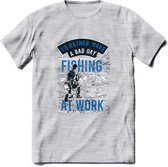 A bad Day Fishing - Vissen T-Shirt | Blauw | Grappig Verjaardag Vis Hobby Cadeau Shirt | Dames - Heren - Unisex | Tshirt Hengelsport Kleding Kado - Licht Grijs - Gemaleerd - S