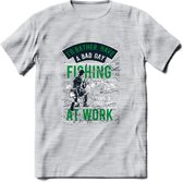 A bad Day Fishing - Vissen T-Shirt | Groen | Grappig Verjaardag Vis Hobby Cadeau Shirt | Dames - Heren - Unisex | Tshirt Hengelsport Kleding Kado - Licht Grijs - Gemaleerd - XXL