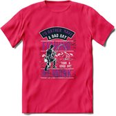 A bad Day Fishing - Vissen T-Shirt | Paars | Grappig Verjaardag Vis Hobby Cadeau Shirt | Dames - Heren - Unisex | Tshirt Hengelsport Kleding Kado - Roze - M