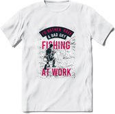 A bad Day Fishing - Vissen T-Shirt | Roze | Grappig Verjaardag Vis Hobby Cadeau Shirt | Dames - Heren - Unisex | Tshirt Hengelsport Kleding Kado - Wit - 3XL