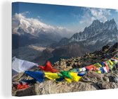 Canvas Schilderij Vlaggen in Himalaya gebergte op bergtop, Nepal - 120x80 cm - Wanddecoratie