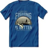 A Bad Day Fishing - Vissen T-Shirt | Grijs | Grappig Verjaardag Vis Hobby Cadeau Shirt | Dames - Heren - Unisex | Tshirt Hengelsport Kleding Kado - Donker Blauw - XL