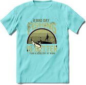 A Bad Day Fishing - Vissen T-Shirt | Groen | Grappig Verjaardag Vis Hobby Cadeau Shirt | Dames - Heren - Unisex | Tshirt Hengelsport Kleding Kado - Licht Blauw - XL