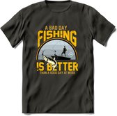 A Bad Day Fishing - Vissen T-Shirt | Geel | Grappig Verjaardag Vis Hobby Cadeau Shirt | Dames - Heren - Unisex | Tshirt Hengelsport Kleding Kado - Donker Grijs - S