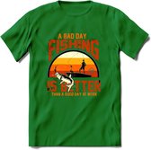 A Bad Day Fishing - Vissen T-Shirt | Grappig Verjaardag Vis Hobby Cadeau Shirt | Dames - Heren - Unisex | Tshirt Hengelsport Kleding Kado - Donker Groen - 3XL