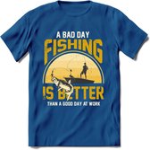 A Bad Day Fishing - Vissen T-Shirt | Geel | Grappig Verjaardag Vis Hobby Cadeau Shirt | Dames - Heren - Unisex | Tshirt Hengelsport Kleding Kado - Donker Blauw - M