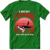 A Bad Day Fishing - Vissen T-Shirt | Rood | Grappig Verjaardag Vis Hobby Cadeau Shirt | Dames - Heren - Unisex | Tshirt Hengelsport Kleding Kado - Donker Groen - XXL