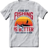 A Bad Day Fishing - Vissen T-Shirt | Grappig Verjaardag Vis Hobby Cadeau Shirt | Dames - Heren - Unisex | Tshirt Hengelsport Kleding Kado - Licht Grijs - Gemaleerd - 3XL