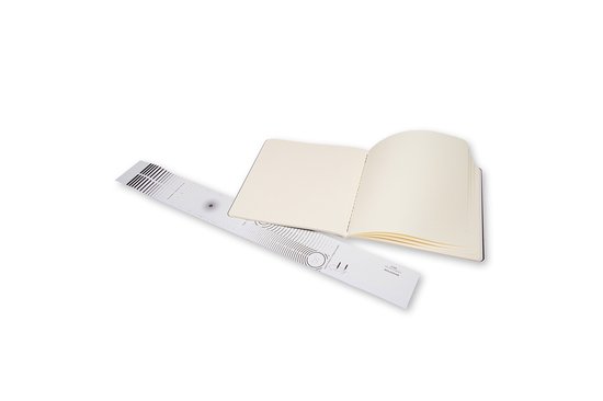 Open schetsboek met crèmekleurige pagina's en een uitneembare, bedrukte band.