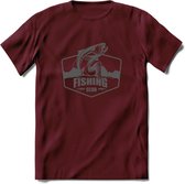 Fishing - Vissen T-Shirt | Grappig Verjaardag Vis Hobby Cadeau Shirt | Dames - Heren - Unisex | Tshirt Hengelsport Kleding Kado - Burgundy - M