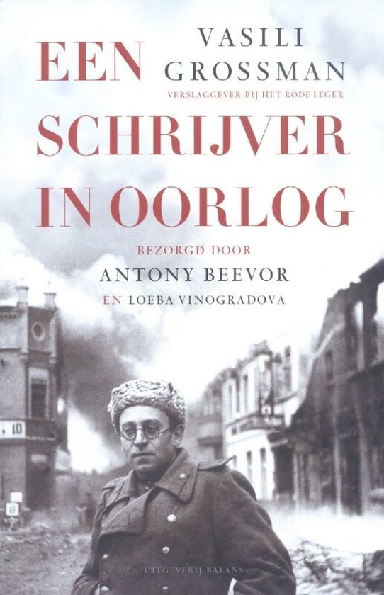 Boekomslag: "Een schrijver in oorlog" door Vasili Grossman, bezorgd door Antony Beevor en Loebs Vinogradova. Een man in uniform met bril staat voor oorlogsgebombardeerde gebouwen.