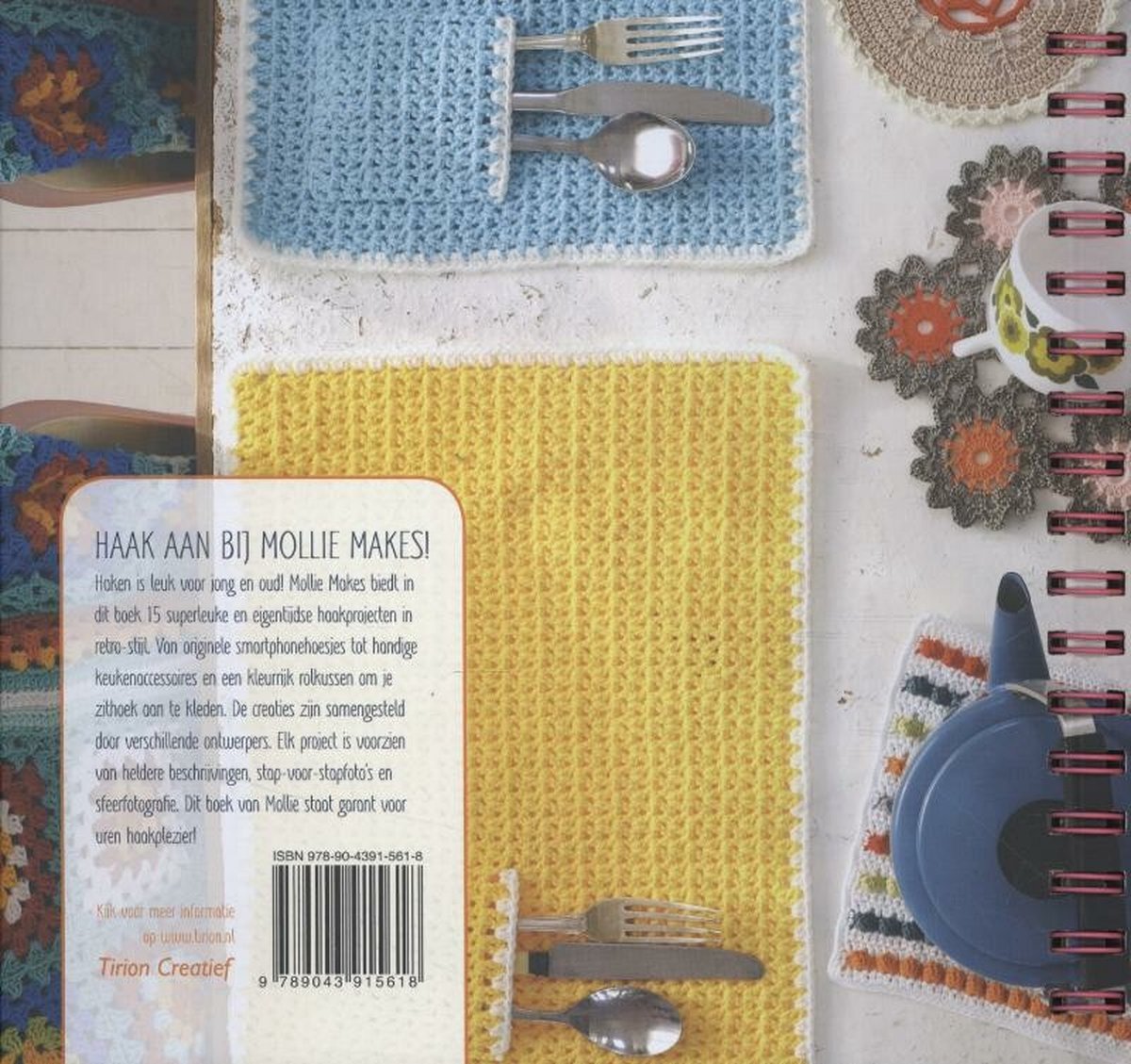 Boekpagina met gehaakte keukenaccessoires, een gele placemat met bestek en een blauwe placemat met bestek.