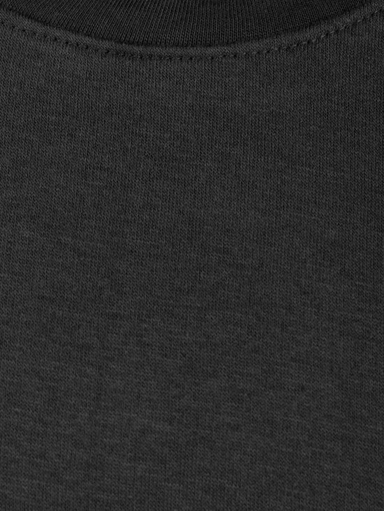 Détail de l'encolure du sweatshirt STØRVIK noir.