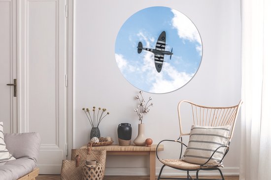 WallCircle - Wandcirkel ⌀ 150 - Een spitfire vliegtuig van onderen bij een wolkenlucht - Ronde schilderijen woonkamer - Wandbord rond - Muurdecoratie cirkel - Kamer decoratie binnen - Wanddecoratie muurcirkel - Woonaccessoires