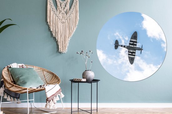 WallCircle - Wandcirkel ⌀ 150 - Een spitfire vliegtuig van onderen bij een wolkenlucht - Ronde schilderijen woonkamer - Wandbord rond - Muurdecoratie cirkel - Kamer decoratie binnen - Wanddecoratie muurcirkel - Woonaccessoires