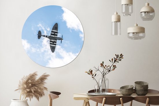 WallCircle - Wandcirkel ⌀ 150 - Een spitfire vliegtuig van onderen bij een wolkenlucht - Ronde schilderijen woonkamer - Wandbord rond - Muurdecoratie cirkel - Kamer decoratie binnen - Wanddecoratie muurcirkel - Woonaccessoires