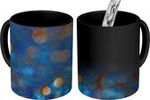 Magische Mok - Foto op Warmte Mokken - Koffiemok - Gekleurde glitters tegen een vervaagde achtergrond - Magic Mok - Beker - 350 ML - Theemok