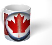 Mok - Koffiemok - Close-up op van het esdoornblad op de Canadese vlag - Mokken - 350 ML - Beker - Koffiemokken - Theemok