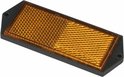 Een enkele oranje vierkante reflector met schroefgaten.