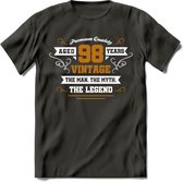 98 Jaar Legend T-Shirt | Goud - Wit | Grappig Verjaardag en Feest Cadeau Shirt | Dames - Heren - Unisex | Tshirt Kleding Kado | - Donker Grijs - S