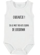 Baby Rompertje met tekst 'Cadeautje, tja je moet toch iets doen tijdens de lockdown' | mouwloos l | wit zwart | maat 62/68 | cadeau | Kraamcadeau | Kraamkado