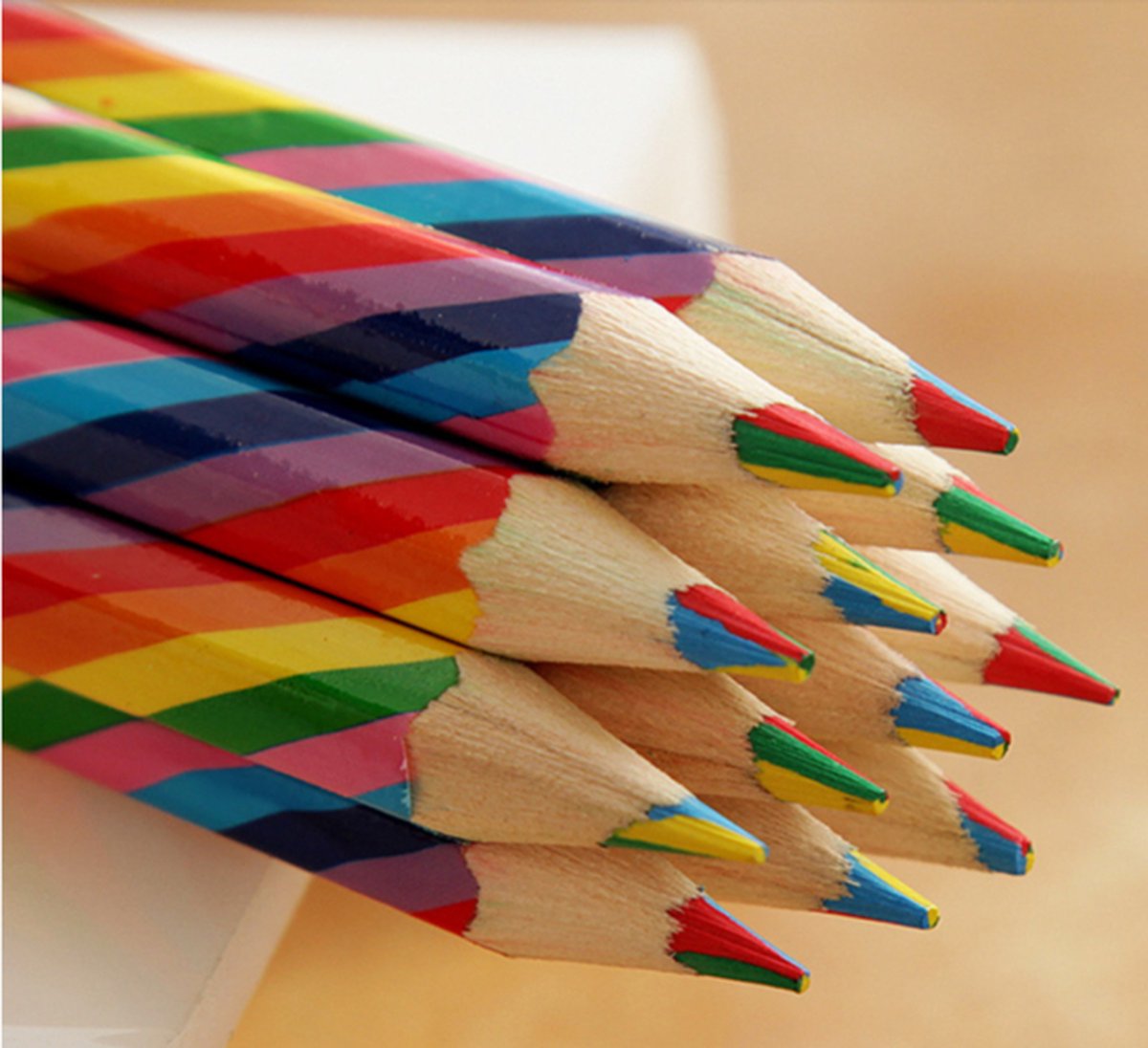 Crayons En Bois De Couleur Arc-en-ciel Sur Fond Blanc