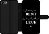 Bookcase Geschikt voor iPhone SE 2020 telefoonhoesje - Vriend - Spreuken - Jij bent zo leuk - Quotes - Met vakjes - Wallet case met magneetsluiting