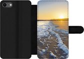 Bookcase Geschikt voor iPhone SE 2020 telefoonhoesje - Het strand bij Domburg - Met vakjes - Wallet case met magneetsluiting