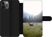 Bookcase Geschikt voor iPhone 11 Pro Max telefoonhoesje - Bos - Herten - Mist - Met vakjes - Wallet case met magneetsluiting