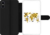 Bookcase Geschikt voor iPhone XS telefoonhoesje - Wereldkaart - Dieren - Geel - Met vakjes - Wallet case met magneetsluiting