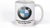 Cadeau mok BMWrijder - onderschat nooit een man in zijn BMW - Zwart handvat- kado beker voor vader-opa-broer-neef-oom-zoon-papa