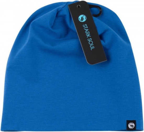 Blauwe slouch beanie muts met een kaartje met 'STARK SOUL' erop.