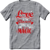 Love Is The Closest Thing To Magic - Valentijn T-Shirt | Grappig Valentijnsdag Cadeautje voor Hem en Haar | Dames - Heren - Unisex | Kleding Cadeau | - Donker Grijs - Gemaleerd - M