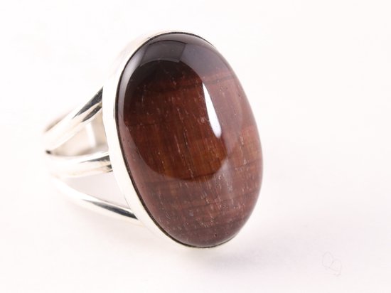 Zilveren ring met grote, ovale rode tijgeroog steen en een brede, opengewerkte band.