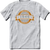 Premium Since 1946 T-Shirt | Zilver - Goud | Grappig Verjaardag en Feest Cadeau Shirt | Dames - Heren - Unisex | Tshirt Kleding Kado | - Licht Grijs - Gemaleerd - M