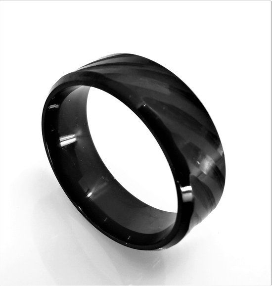 RVS – Zwart ring maat 19 gepolijst met mat dun diagonale groeven.