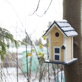 Vogel villa gele gevel 31 cm hoog - nestkast - vogelhuis - nestkastje - vogelhuisje - voederhuis - polyresin - hout - tuinfiguur - tuindecoratie - tuinaccessoire - lente - zomer -