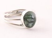 Opengewerkte zilveren ring met groene serafiniet - maat 19.5