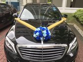 AUTODECO.NL - Lissa Trouwauto Versiering - Bruiloft Decoratie - Blauwe Rozen - Gouden Tule - Bloemstuk op de Motorkap - Huwelijk