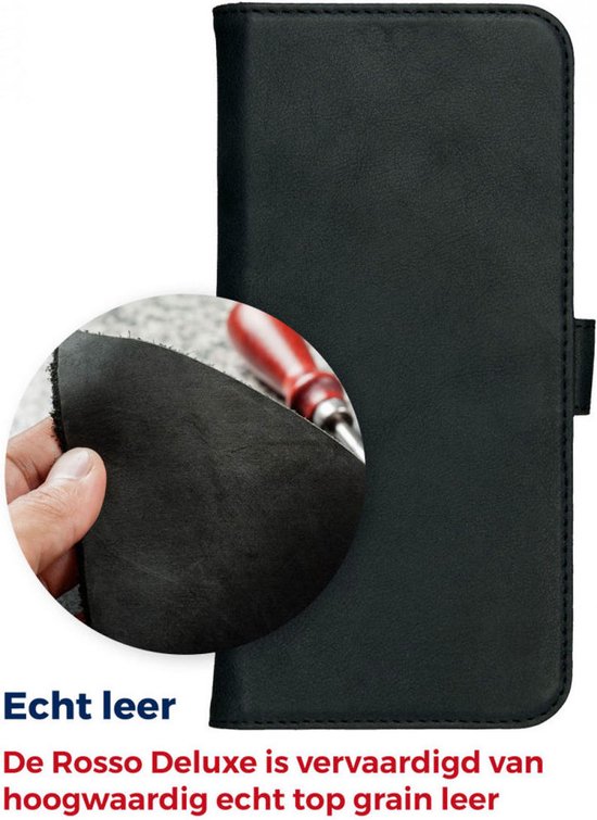 Close-up van zwart echt leer, textuur zichtbaar, naast een lederen telefoonhoes met een tool.