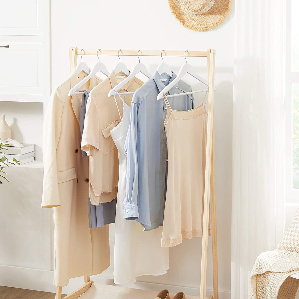 SONGMICS Kleerhangers Van Hout, 30 Stuks, Met Groeven Op Schouders Antislip Broekstang En 360 Graden Draaibare Haak Voor Bovenkleding Mantels Wit Crw031wt Standaard 753503371