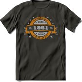 Premium Since 1961 T-Shirt | Goud - Zilver | Grappig Verjaardag Kleding Cadeau Shirt | Dames - Heren - Unisex Tshirt | - Donker Grijs - S
