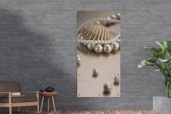 Décoration murale d'extérieur Gros plan d'un collier de perles - 80x160 cm - Toile jardin - Poster extérieur