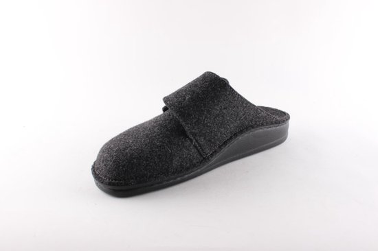 Antracietgrijze vilten slipper met een klittenbandsluiting en een zwarte zool.