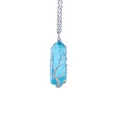 Bixorp Gems - Zilverkleurige Ketting met Prachtig Lichtblauw Kristal - Steen Gewikkeld in Zilveren Details - Mooie Ruwe Blauwkleurige Ketting