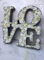 Groot en prachtige  letter LOVE van zink versierd met kunst bloemen en foam roosjes / hoogte 65 cm /  eyecatcher / woonaccessoires/ huwelijks / Valentijn / cadeau / kunst bloemen