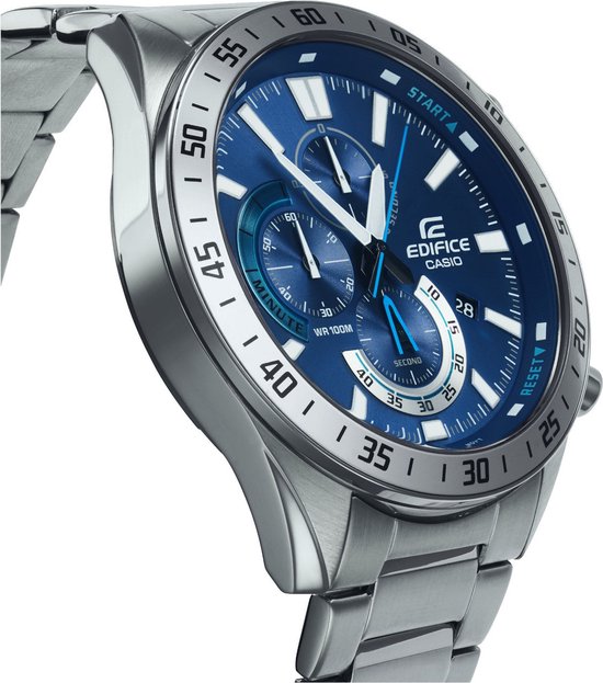 Zilverkleurig herenhorloge met blauwe wijzerplaat en metalen band, getoond op een witte achtergrond.