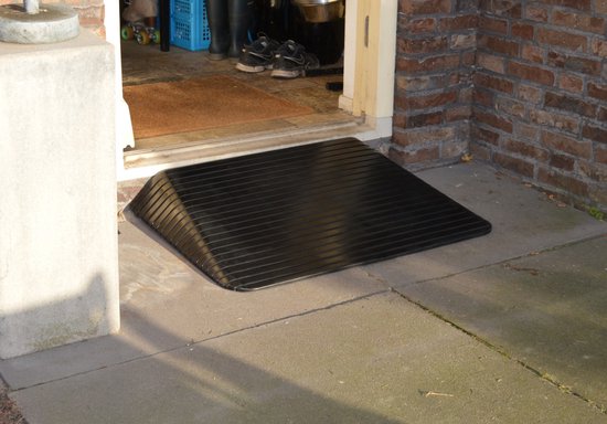 Zwarte rubberen drempelhulp met ribbelprofiel, voor een drempel van 25 mm hoog, voor een deuropening.